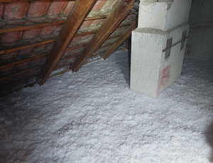 Zateplení stropu rodinného domu pomocí foukané izolace